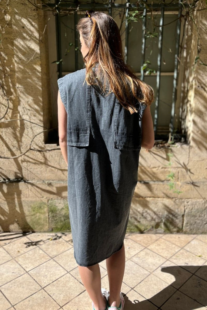 Robe Filia, couleur carbone, marque Rue Mazarine, robe mi-longue, sans manches