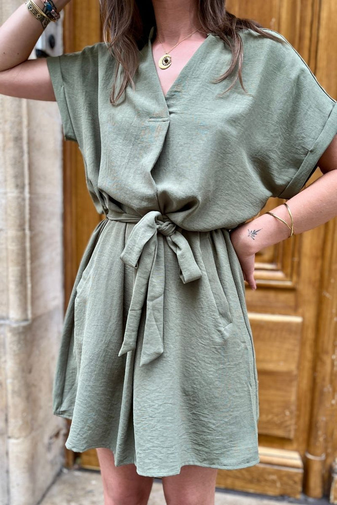 Robe Helene, couleur kaki, coupe droite et loose, manches courtes