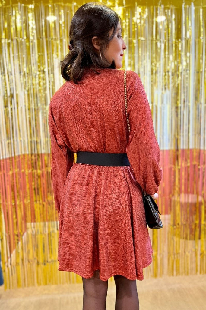 Robe Malaga, couleur rouge, marque Vintage Love, manches longues, taille élastique, encolure V, forme patineuse, taille unique, fabriquée en france