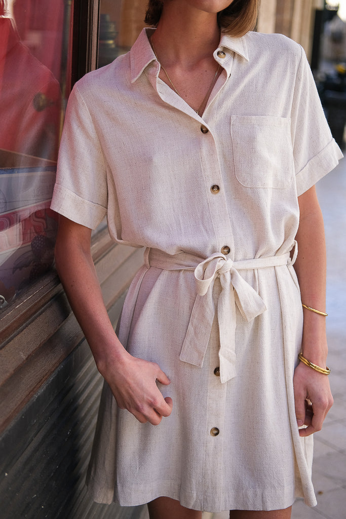 Robe Paquita, couleur beige, marque Grace & Mila, manches coures, col chemise