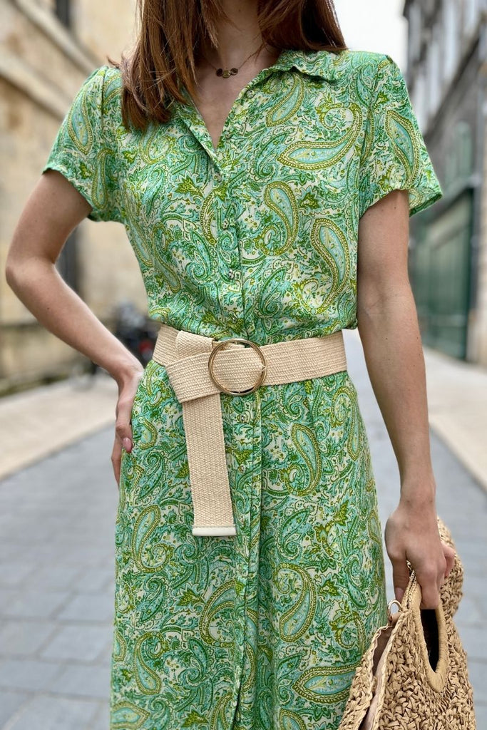 Robe Rea, couleur verte, robe longue, manches courtes, col chemise, patte de boutonnage sur le devant, motifs cachemire