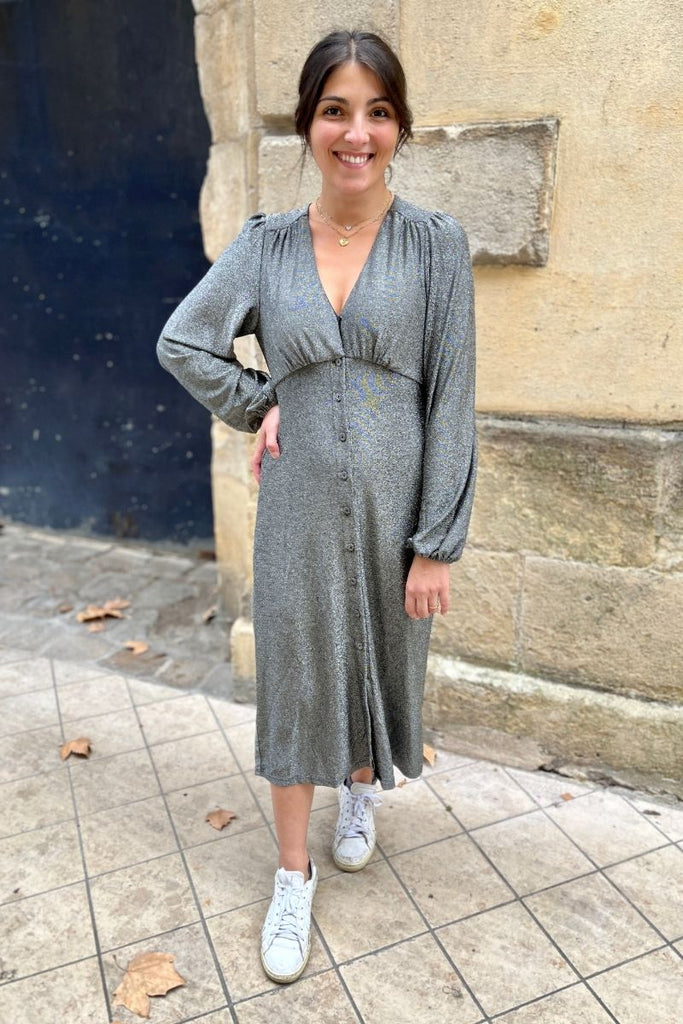 Robe Wendy, couleur grise, marque Frnch, encolure V, manches longues, matière pailletée, patte de boutonnage sur le devant, taille élastique dans le dos