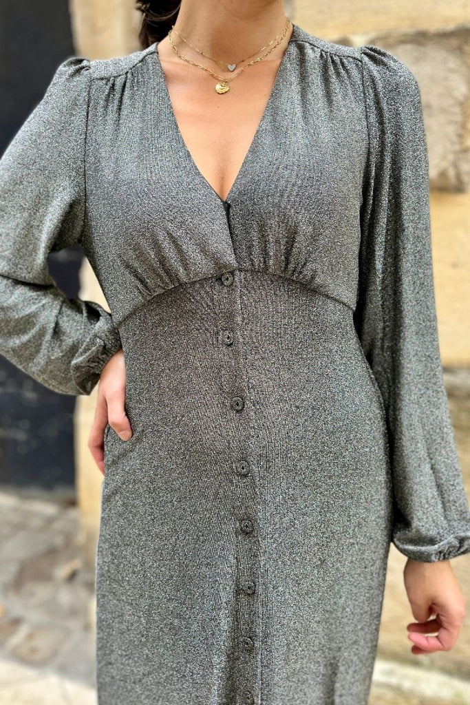 Robe Wendy, couleur grise, marque Frnch, encolure V, manches longues, matière pailletée, patte de boutonnage sur le devant, taille élastique dans le dos