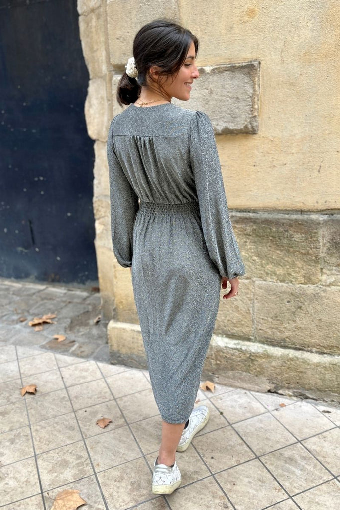 Robe Wendy, couleur grise, marque Frnch, encolure V, manches longues, matière pailletée, patte de boutonnage sur le devant, taille élastique dans le dos