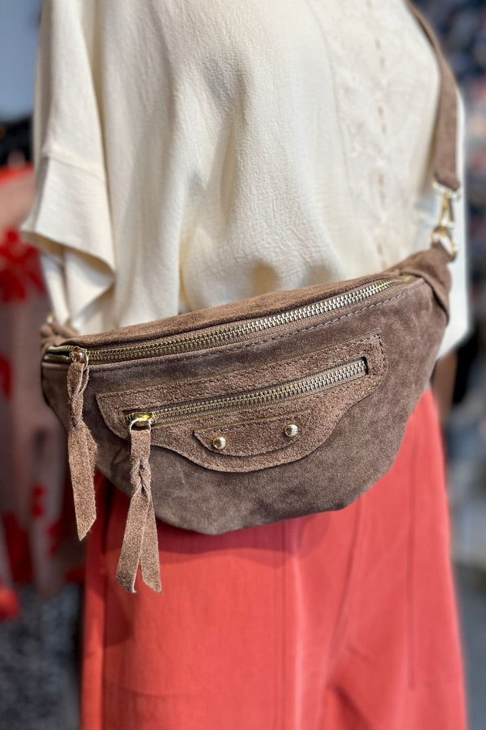 Sac banane Andrea, 6 coloris, matière croute de cuir, bandoulière en cuir réglable et amovible, 1 poche centrale et 1 petite poche plaquée devant