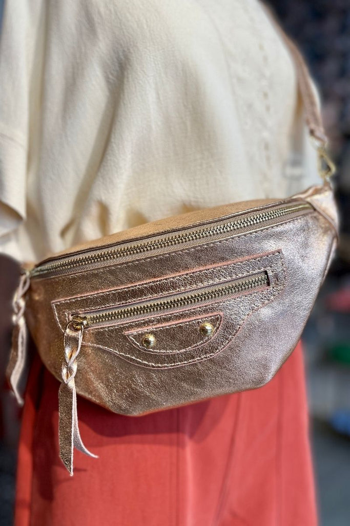 Sac banane Andrea, 6 coloris, matière croute de cuir, bandoulière en cuir réglable et amovible, 1 poche centrale et 1 petite poche plaquée devant