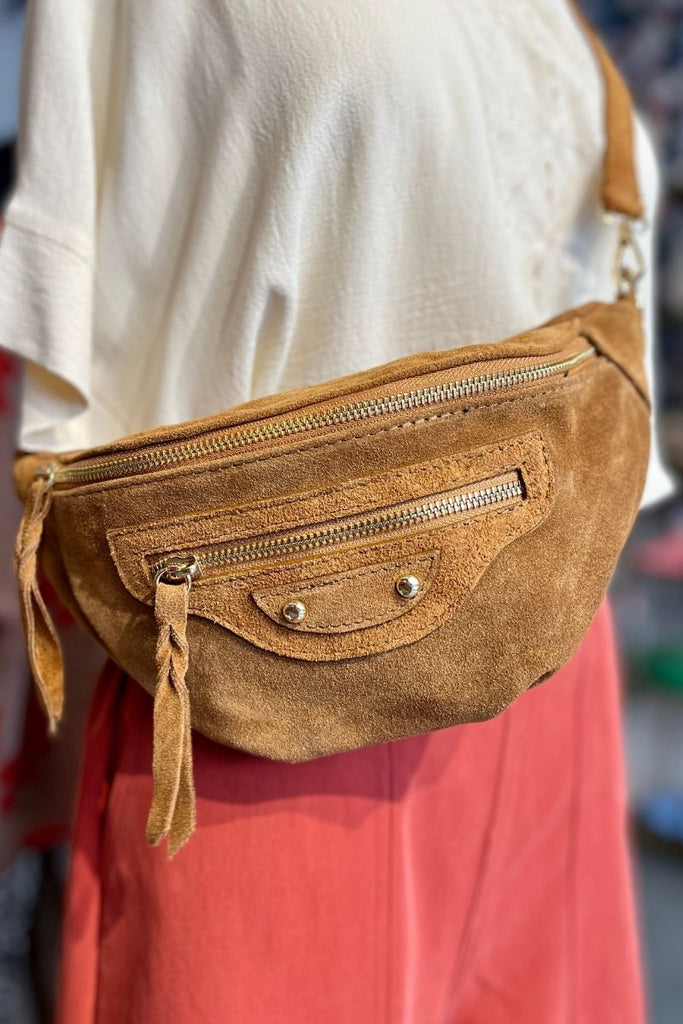 Sac banane Andrea, 6 coloris, matière croute de cuir, bandoulière en cuir réglable et amovible, 1 poche centrale et 1 petite poche plaquée devant