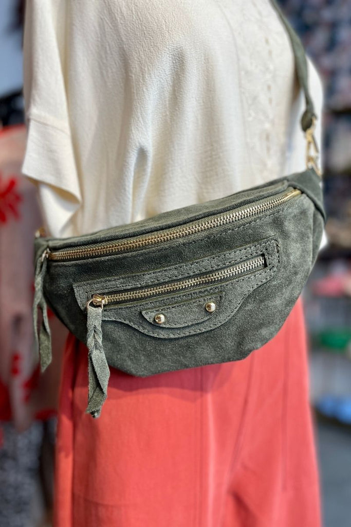 Sac banane Andrea, 6 coloris, matière croute de cuir, bandoulière en cuir réglable et amovible, 1 poche centrale et 1 petite poche plaquée devant