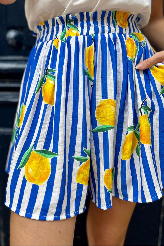 Short Citrus, couleur bleu, matière fluide et agréable, taille élastique