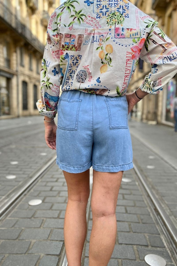 Short Katy, couleur jean, marque The Korner, matière fluide, taille élastique
