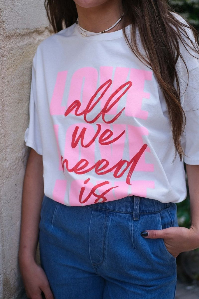 T-shirt Need Love, couleur blanc, manches courtes, encolure ronde