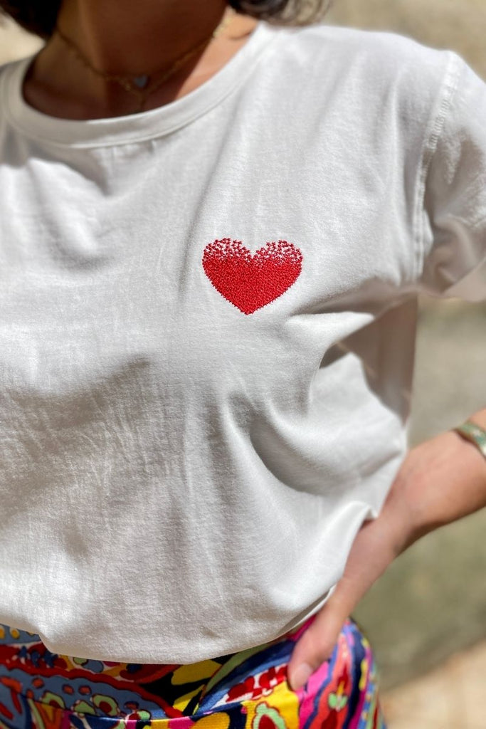 T-shirt Nola, couleur blanc, manches courtes, broderie coeur rouge, encolure ronde, taille unique