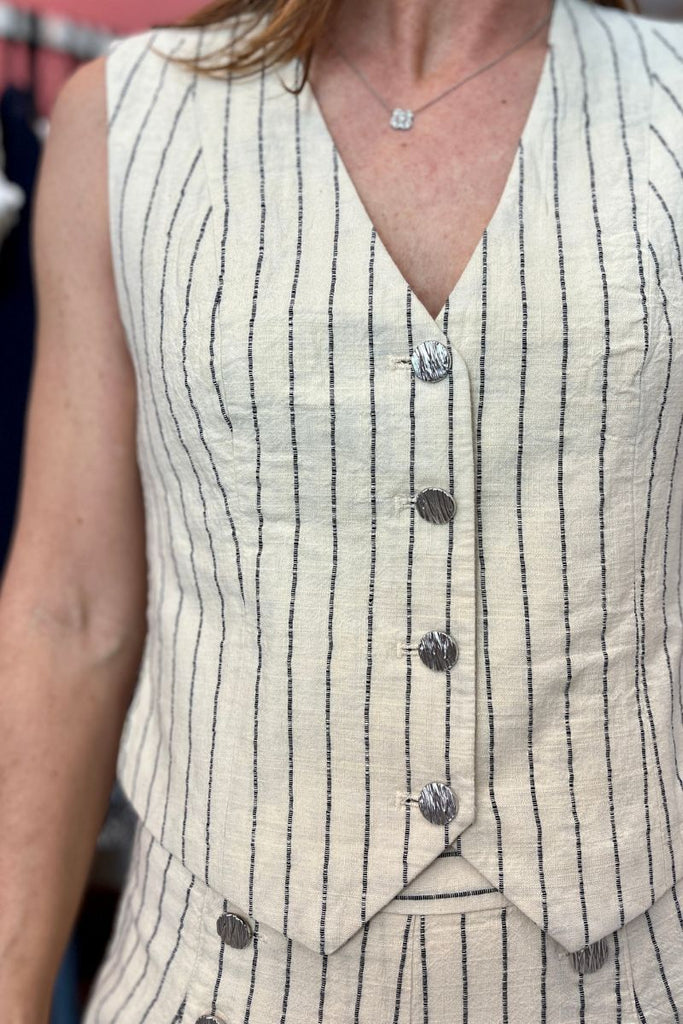 Top Viliaya, couleur beige, marque Vila, sans manches, encolure V, patte de boutonnage sur le devant, motifs rayures