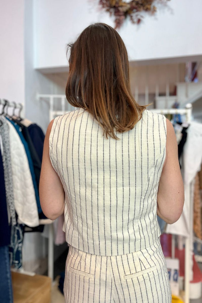 Top Viliaya, couleur beige, marque Vila, sans manches, encolure V, patte de boutonnage sur le devant, motifs rayures