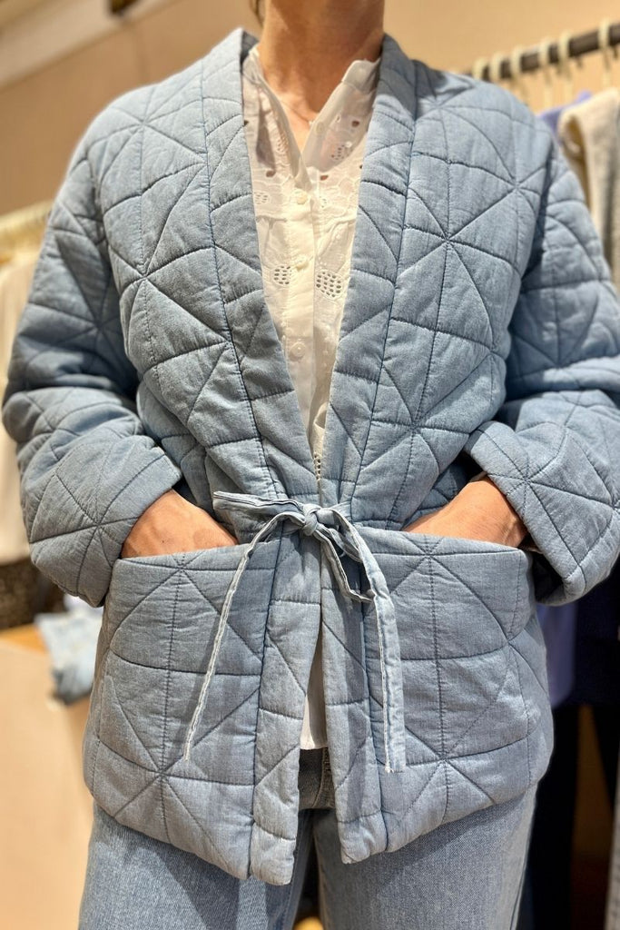 veste Ihhevira, couleur bleu, marque Ichi, manches longues, matière matelassée