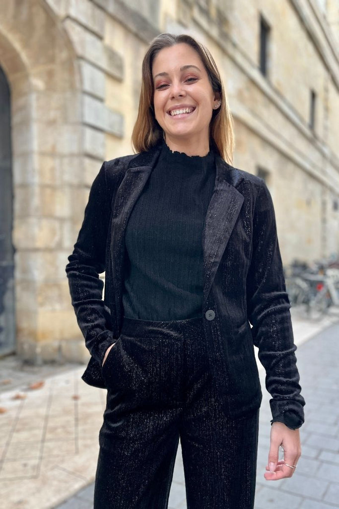 Veste Ihkate, couleur noir, marque Ichi, forme droite et loose, manches longues, fermeture 2 boutons, 2 poches plaquées