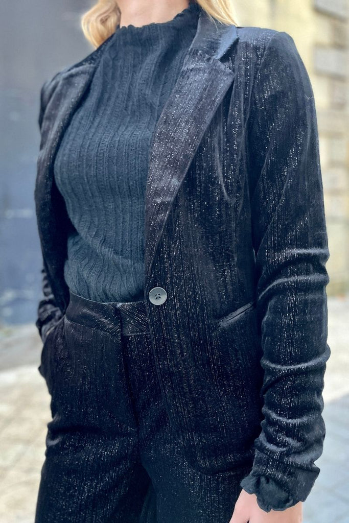 Veste Ihkate, couleur noir, marque Ichi, forme droite et loose, manches longues, fermeture 2 boutons, 2 poches plaquées