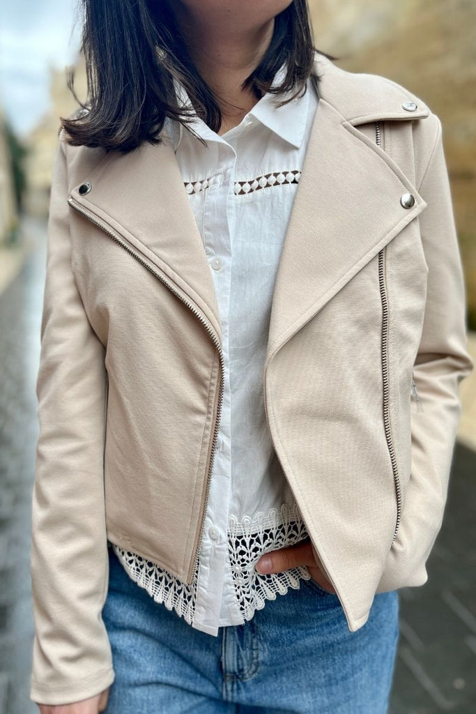 Veste Ixkate, couleur beige, marque Ichi, coupe cintrée, 2 poches zippées sur les côtés, matière tissu