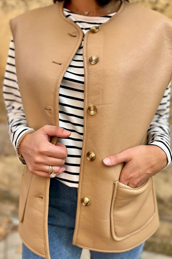 Veste Valérie, couleur camel, marque Frnch, veste sans manches, 2 poches plaquées sur le devant, patte de boutonnage sur le devant