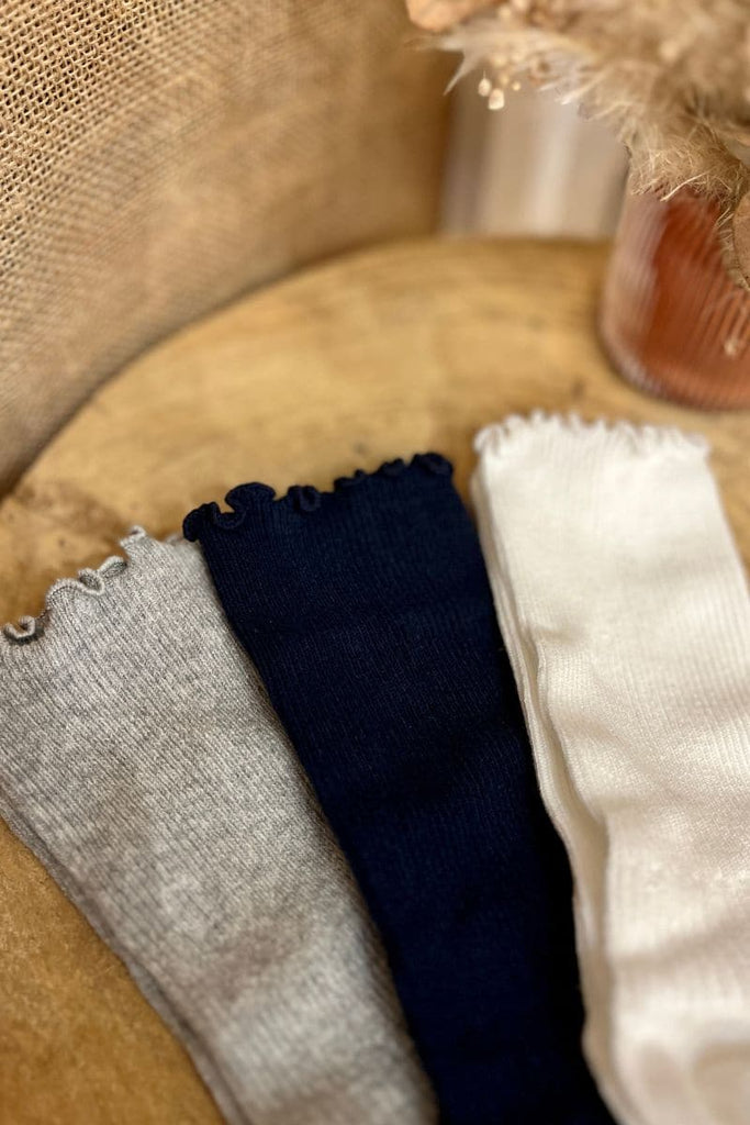 Chaussettes Indépendente, marque Grace et mila, pack de 3 paires de chaussettes, 3 coloris : gris, marine et blanc, détails froufrous sur le haut de la chaussette