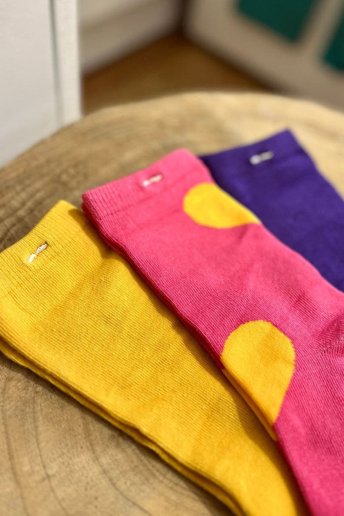 Chaussettes Moustache, marque Monsieur Moustache, 3 coloris : fuschia, violet, jaune, taille unique, pack de 3 paires