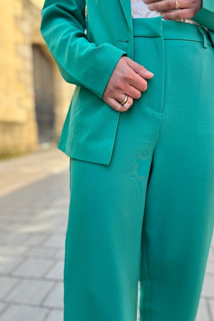 Pantalon Vikamma, marque Vila, couleur verte, coupe droite, taille élastique dans le dos, 2 poches plaquées sur les côtés