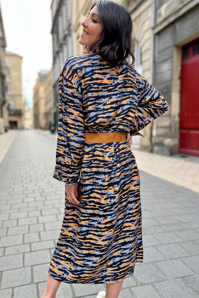 Robe Vicikki, marque Grace & Mila, robe longue et fluide, manches longues, col chemise, coloris marine et orange