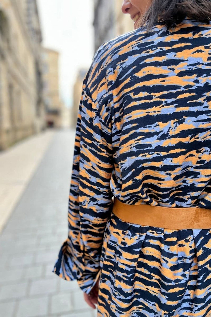 Robe Vicikki, marque Grace & Mila, robe longue et fluide, manches longues, col chemise, coloris marine et orange